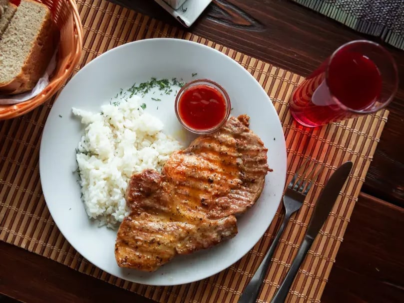 chicken escalope in bowl, with garnish 