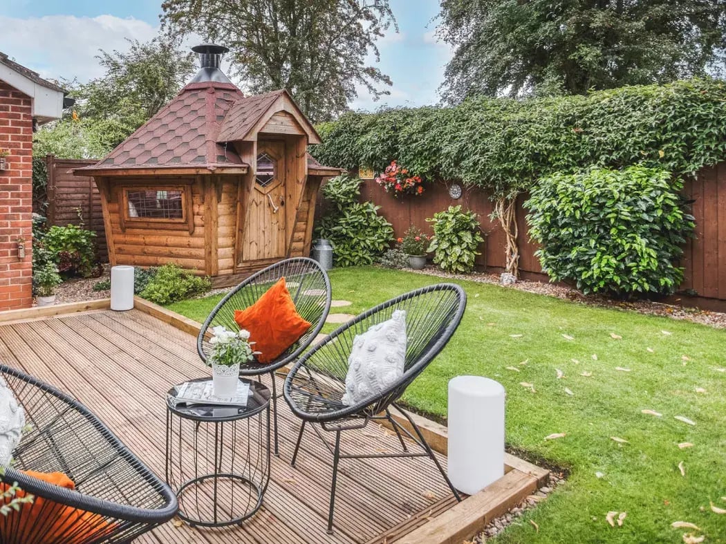 Small BBQ cabin with Red roof 