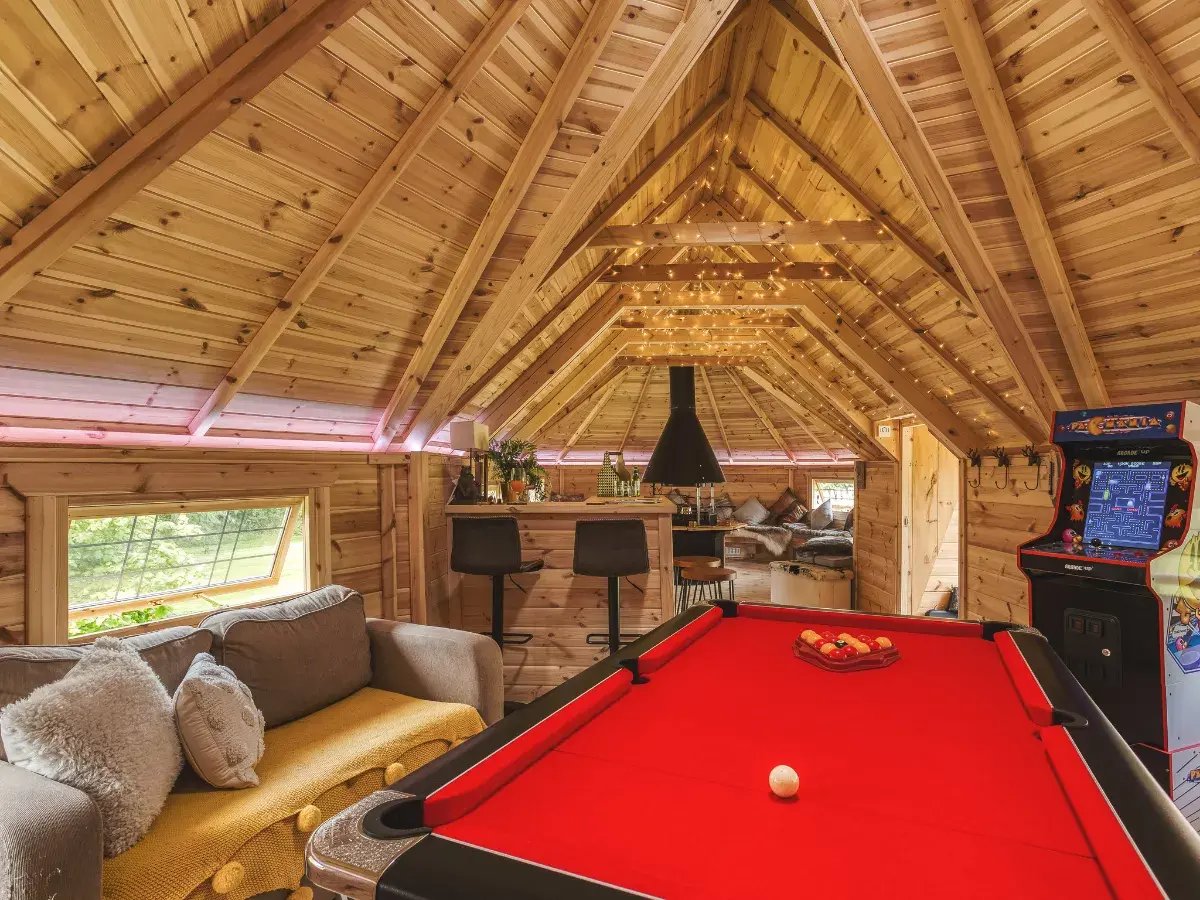 large home entertainment cabins with pool table and bar