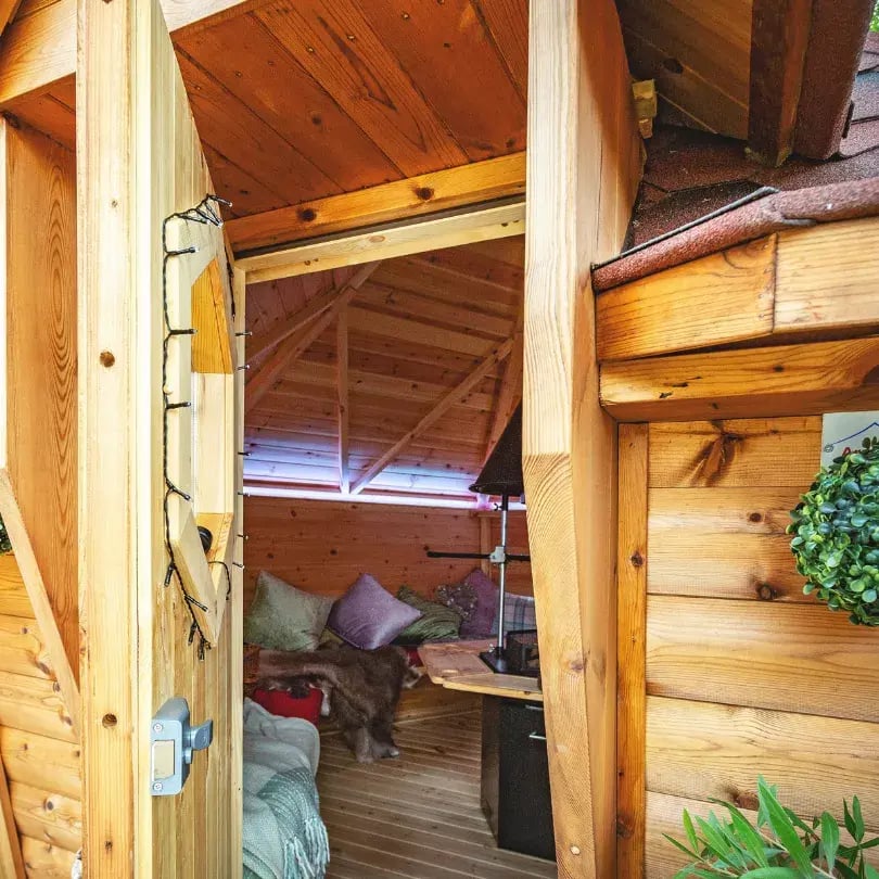 looking in through the door of a 10m medium sized bbq hut