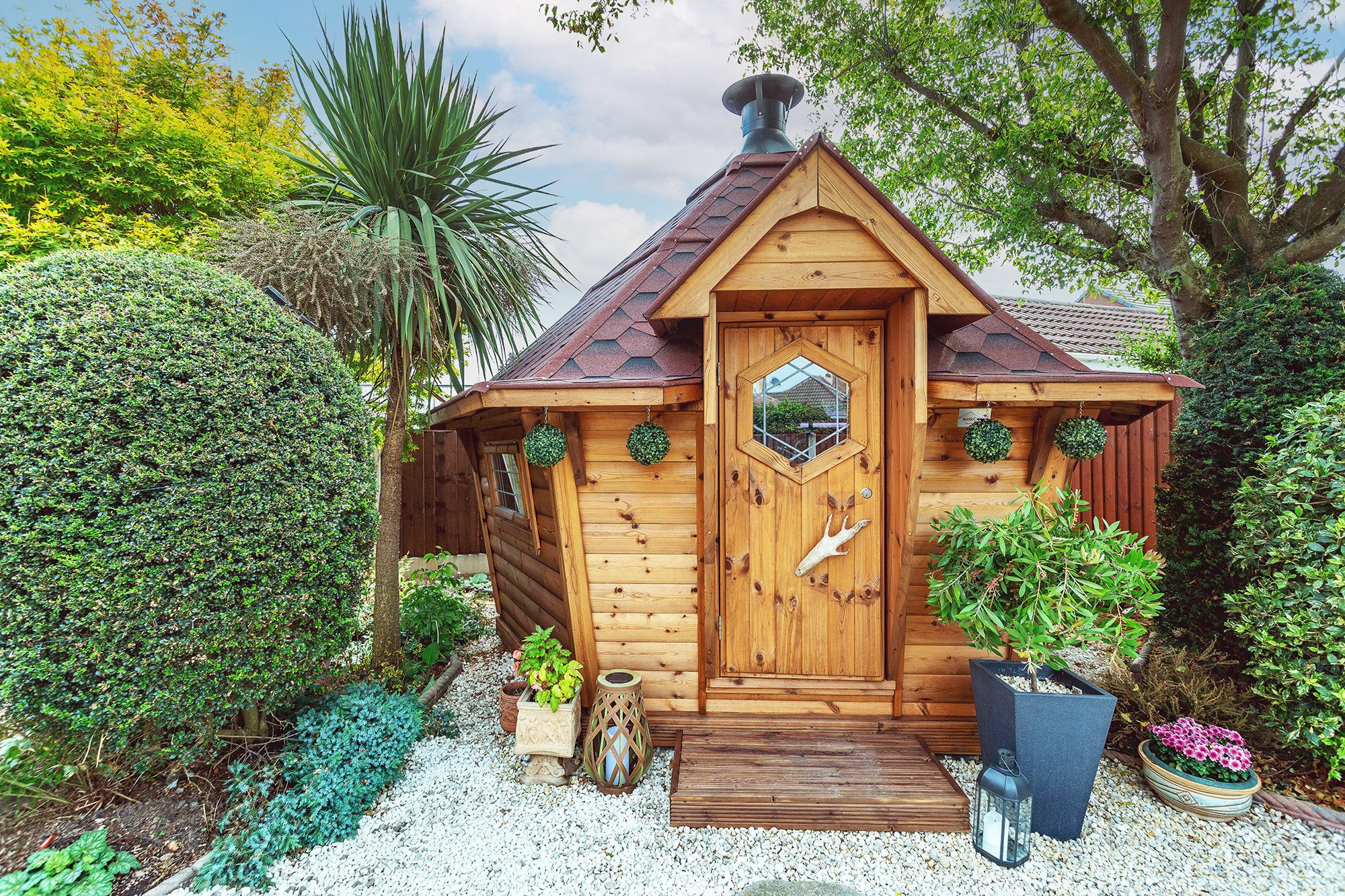Outside of an Arctic Cabins 10m² Hobbit House with red roof