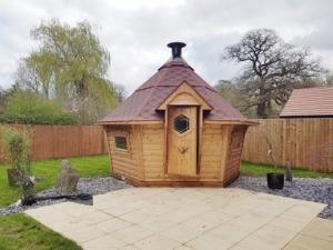 Medium BBQ Cabins